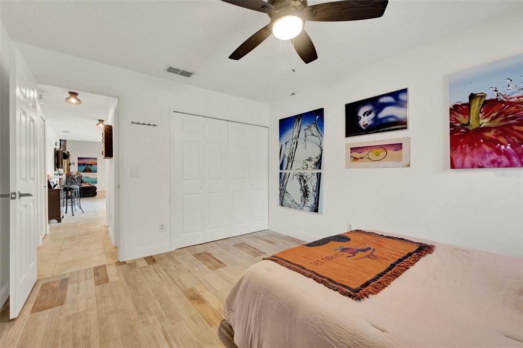 合同活跃: $400,000 (2 贝兹, 2 浴室, 1408 平方英尺)