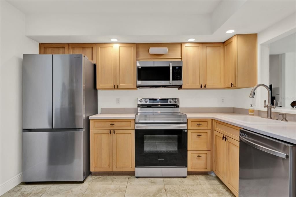 合同活跃: $400,000 (2 贝兹, 2 浴室, 1408 平方英尺)