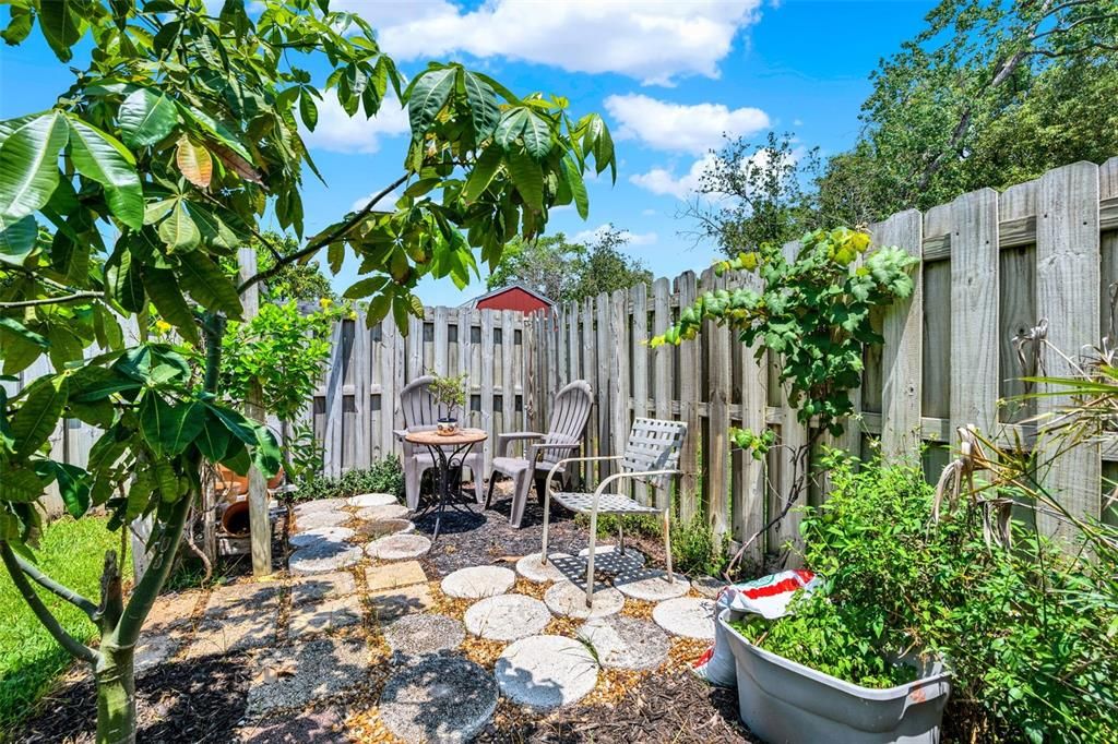 合同活跃: $400,000 (2 贝兹, 2 浴室, 1408 平方英尺)