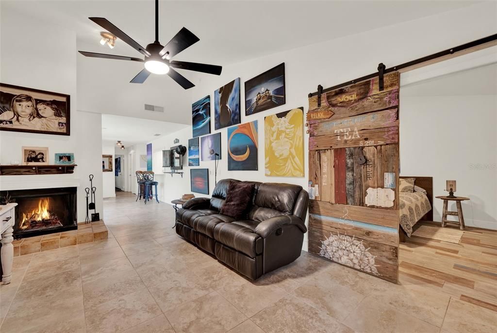 合同活跃: $400,000 (2 贝兹, 2 浴室, 1408 平方英尺)