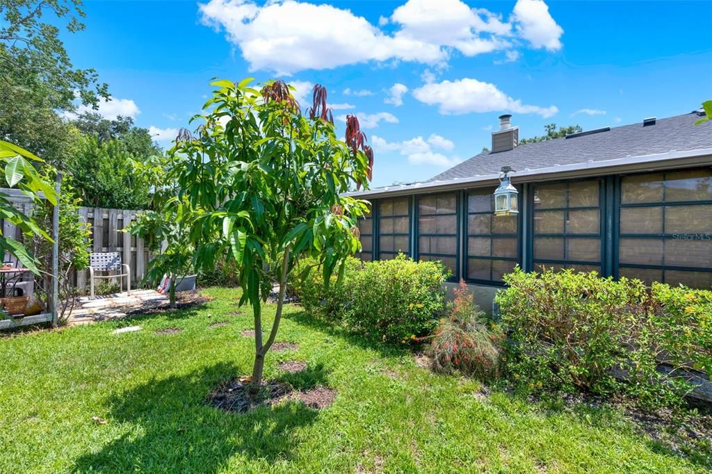 合同活跃: $400,000 (2 贝兹, 2 浴室, 1408 平方英尺)