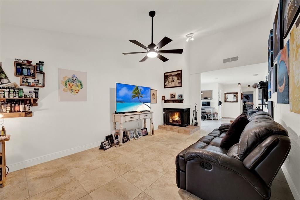 合同活跃: $400,000 (2 贝兹, 2 浴室, 1408 平方英尺)