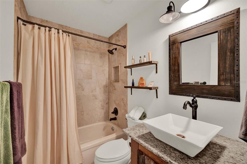 合同活跃: $400,000 (2 贝兹, 2 浴室, 1408 平方英尺)