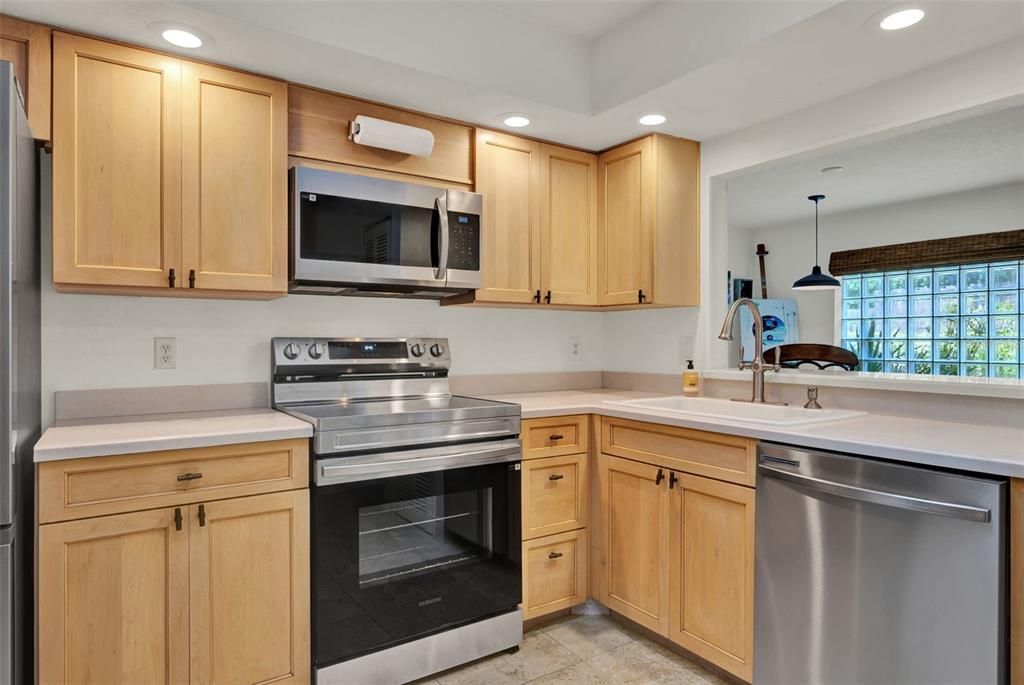 合同活跃: $400,000 (2 贝兹, 2 浴室, 1408 平方英尺)