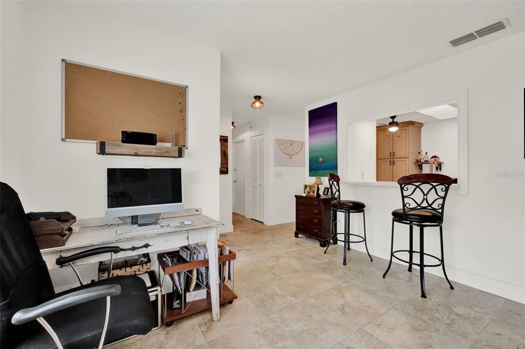 合同活跃: $400,000 (2 贝兹, 2 浴室, 1408 平方英尺)