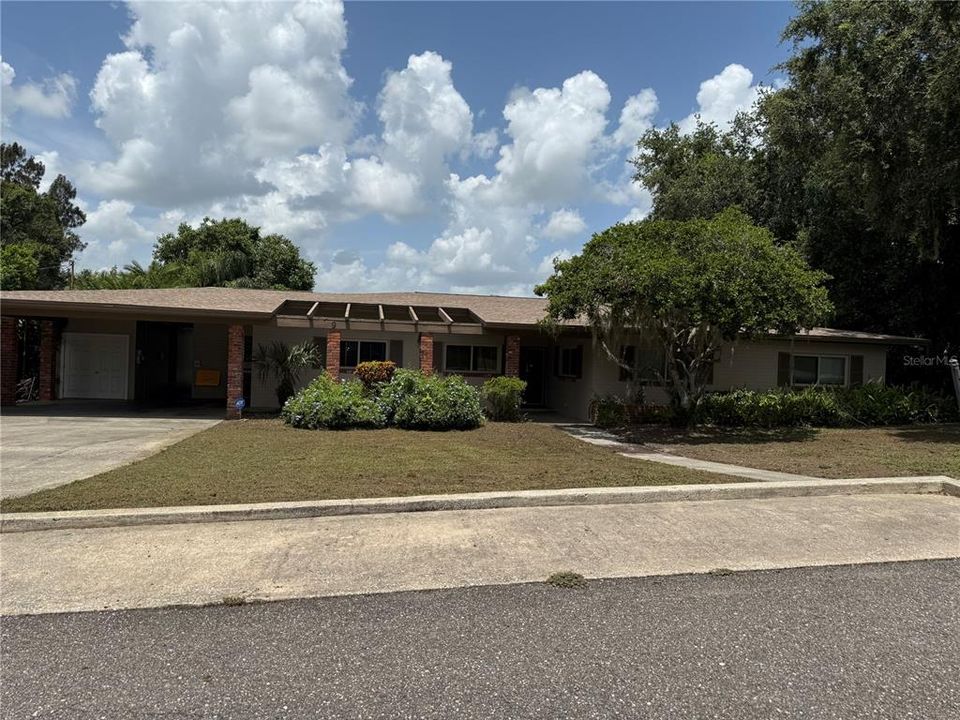 Recently Sold: $435,000 (3 beds, 2 baths, 2488 Square Feet)