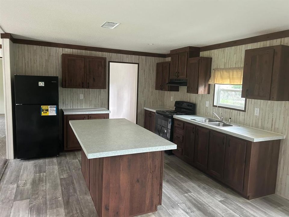 For Sale: $169,000 (3 beds, 2 baths, 936 Square Feet)