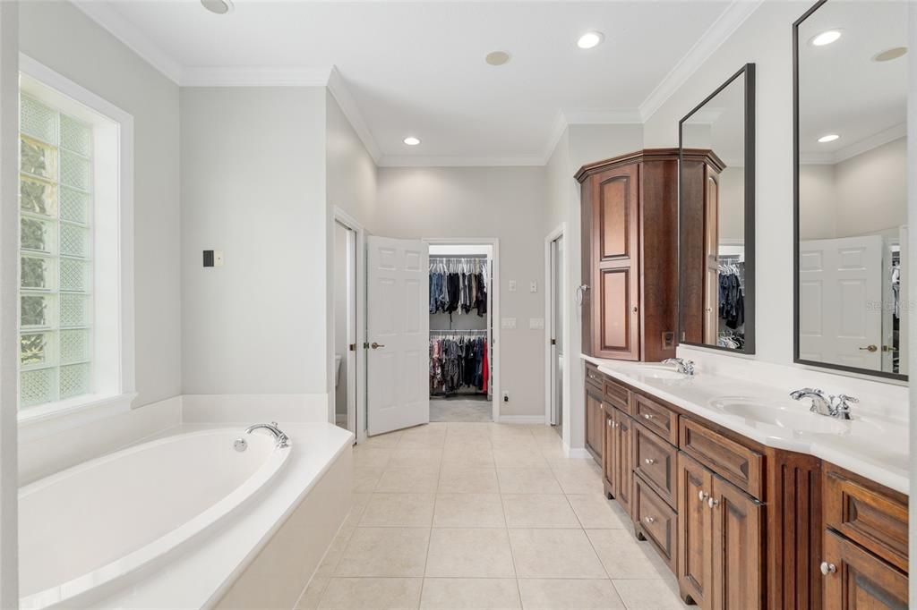 合同活跃: $759,999 (4 贝兹, 2 浴室, 3472 平方英尺)