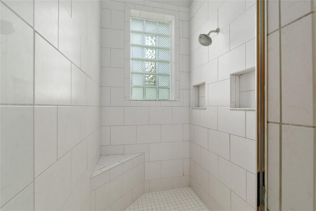 合同活跃: $759,999 (4 贝兹, 2 浴室, 3472 平方英尺)