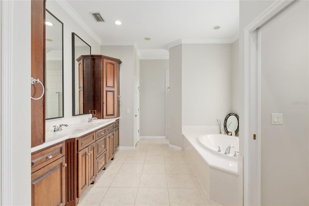 合同活跃: $759,999 (4 贝兹, 2 浴室, 3472 平方英尺)