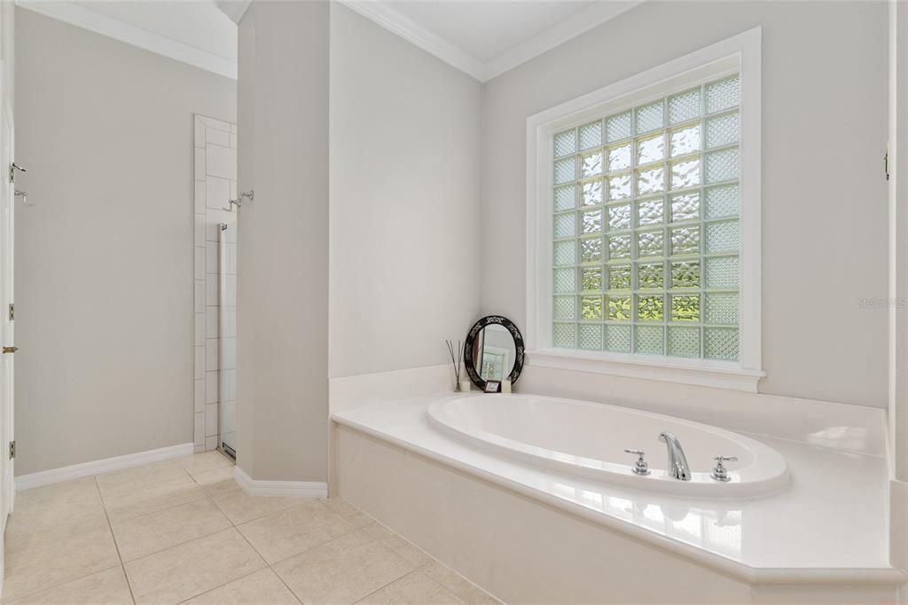 合同活跃: $759,999 (4 贝兹, 2 浴室, 3472 平方英尺)