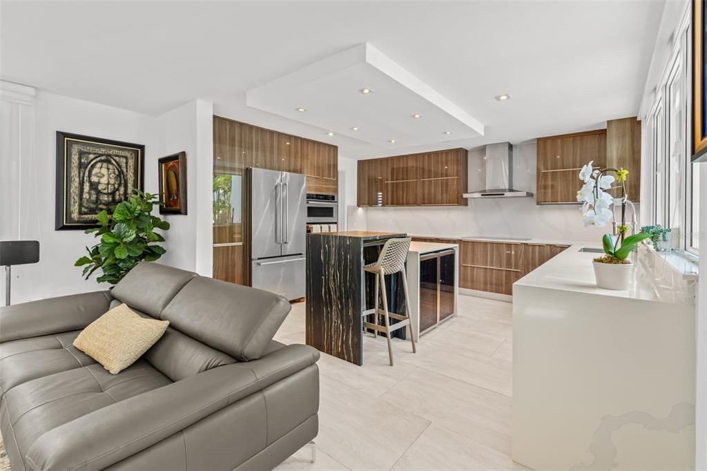 合同活跃: $1,850,000 (4 贝兹, 2 浴室, 3200 平方英尺)