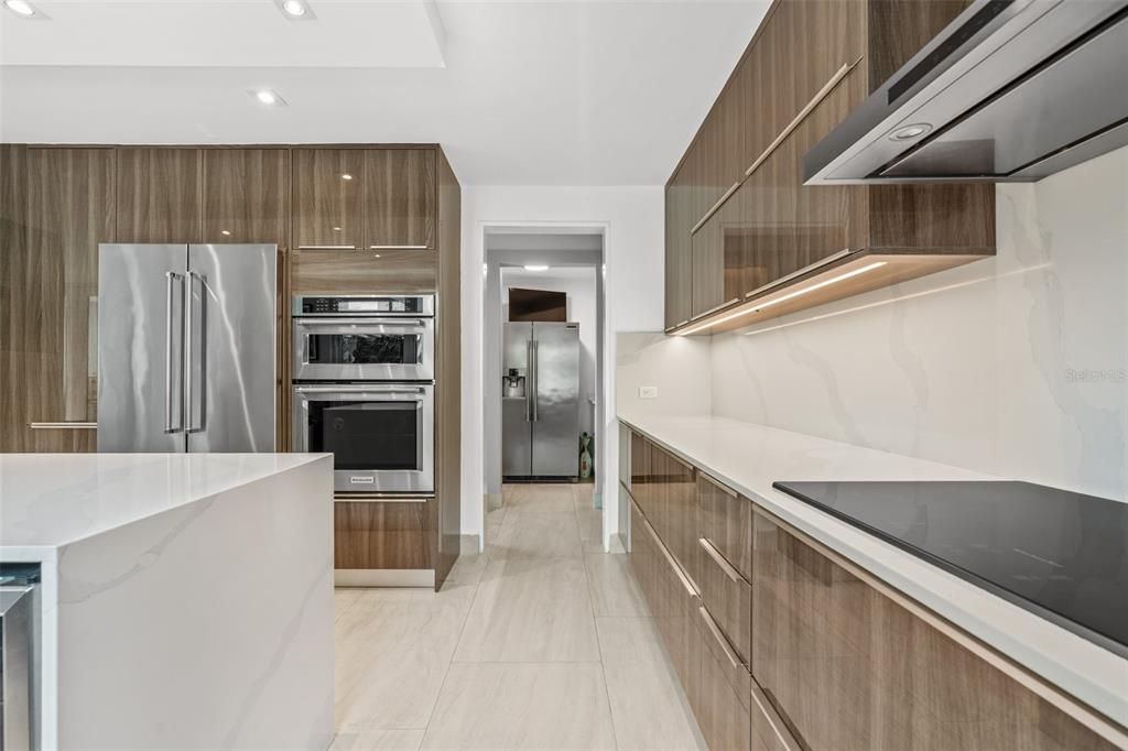 合同活跃: $1,850,000 (4 贝兹, 2 浴室, 3200 平方英尺)