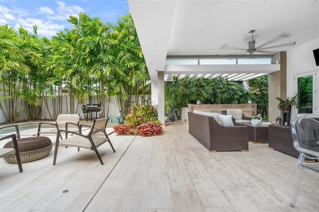 合同活跃: $1,850,000 (4 贝兹, 2 浴室, 3200 平方英尺)