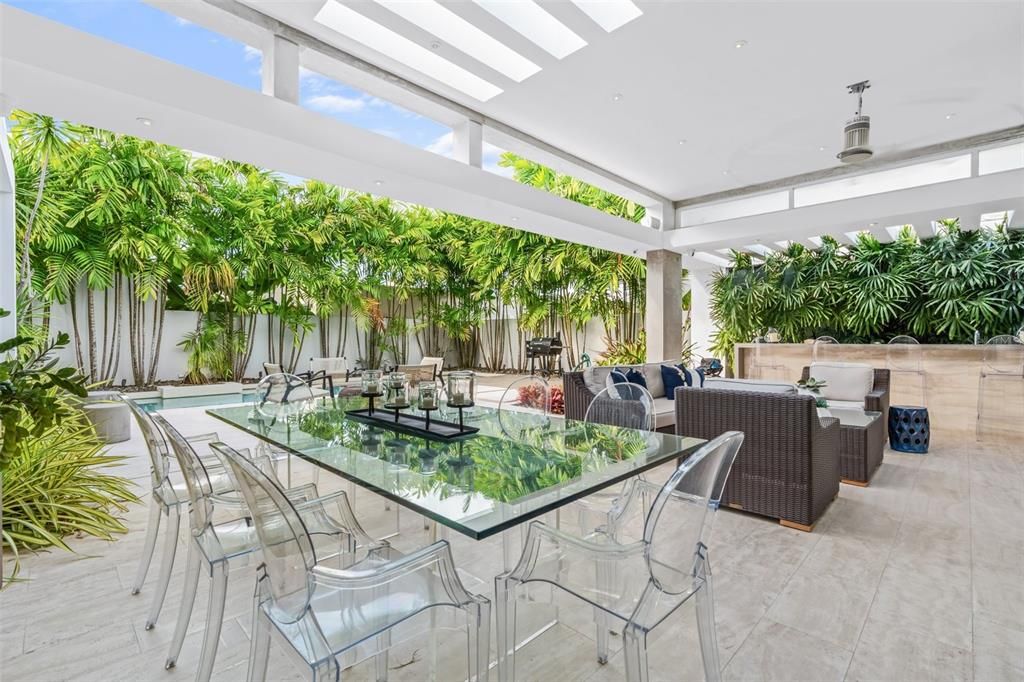 合同活跃: $1,850,000 (4 贝兹, 2 浴室, 3200 平方英尺)