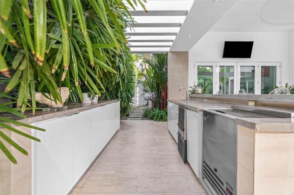 合同活跃: $1,850,000 (4 贝兹, 2 浴室, 3200 平方英尺)