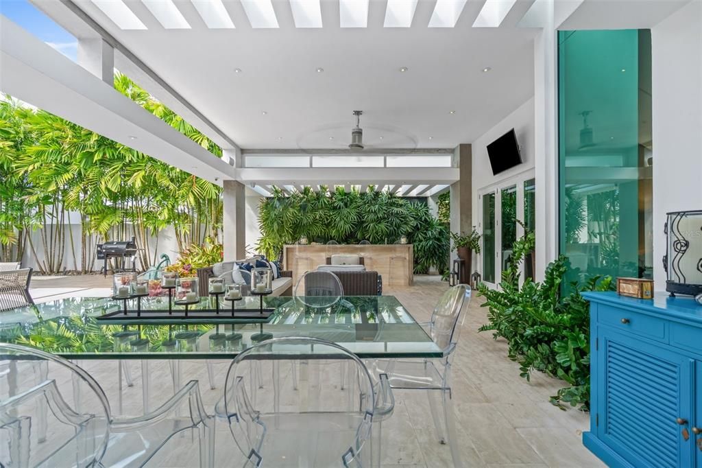 合同活跃: $1,850,000 (4 贝兹, 2 浴室, 3200 平方英尺)