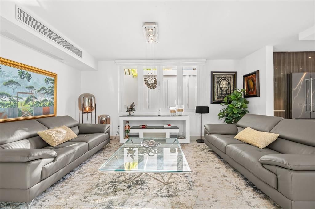 合同活跃: $1,850,000 (4 贝兹, 2 浴室, 3200 平方英尺)