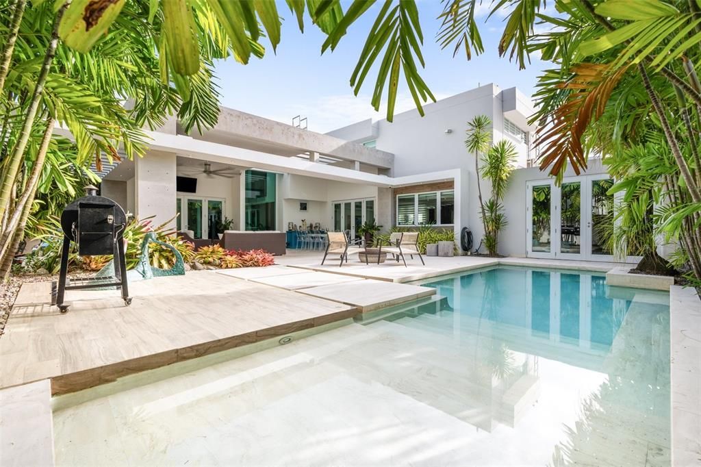 合同活跃: $1,850,000 (4 贝兹, 2 浴室, 3200 平方英尺)