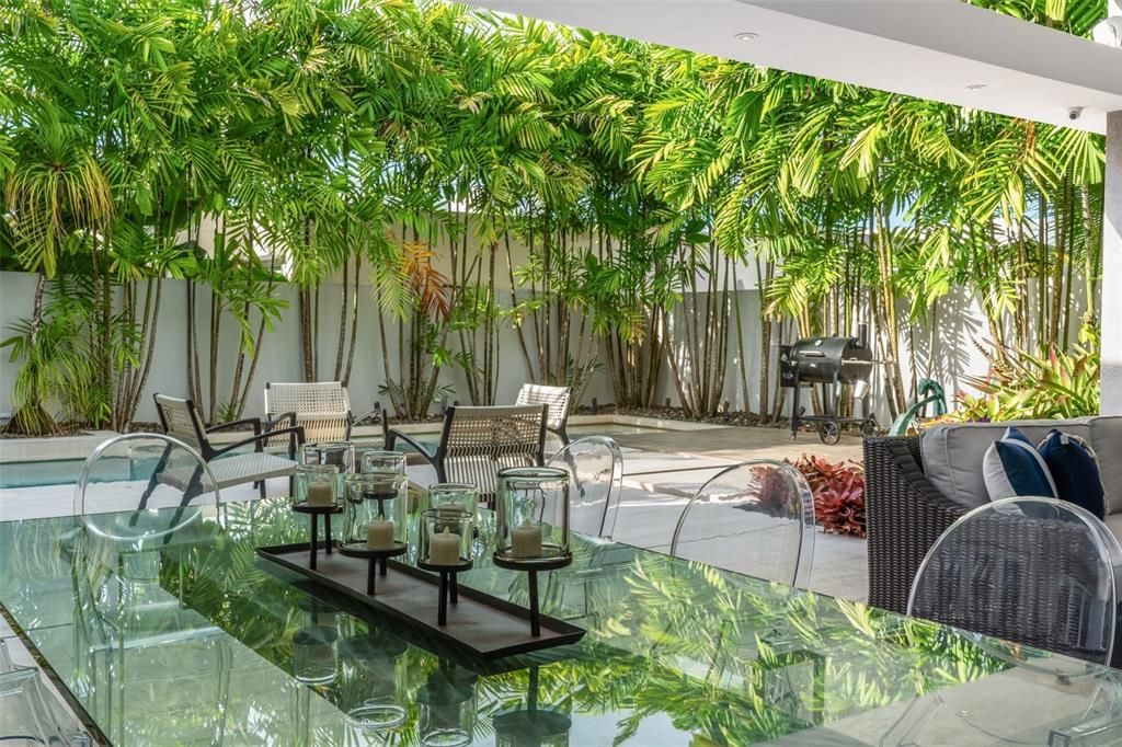 合同活跃: $1,850,000 (4 贝兹, 2 浴室, 3200 平方英尺)