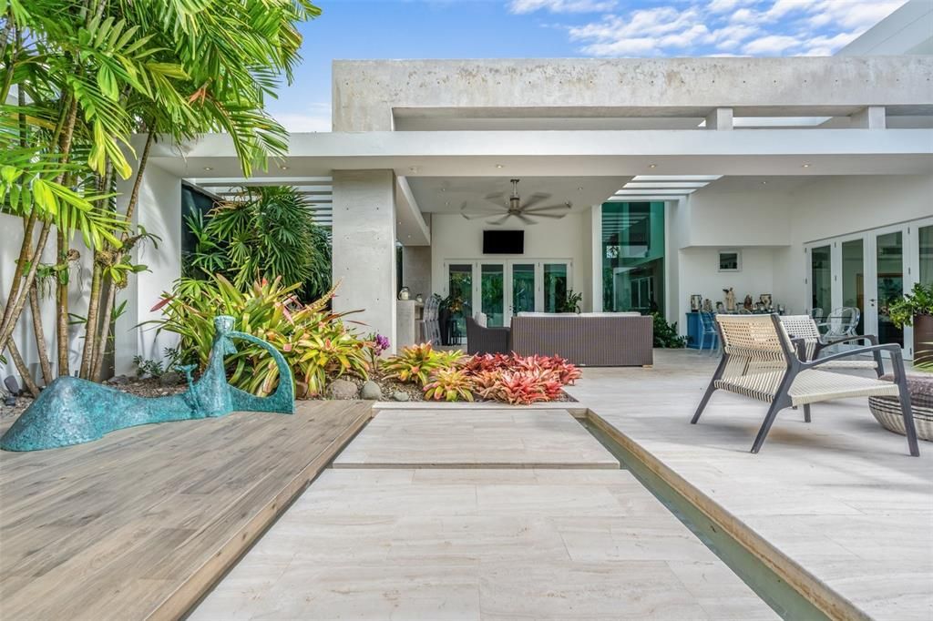 合同活跃: $1,850,000 (4 贝兹, 2 浴室, 3200 平方英尺)