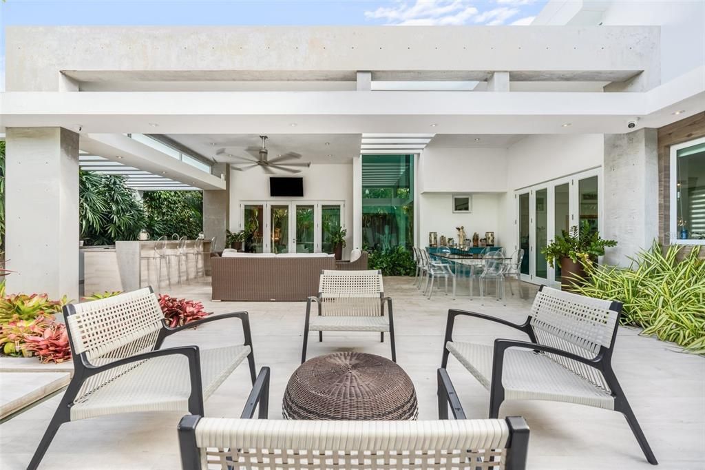 合同活跃: $1,850,000 (4 贝兹, 2 浴室, 3200 平方英尺)