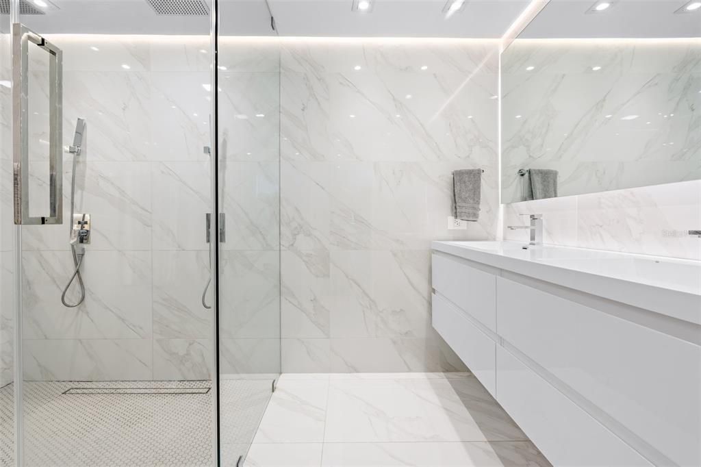 合同活跃: $1,850,000 (4 贝兹, 2 浴室, 3200 平方英尺)