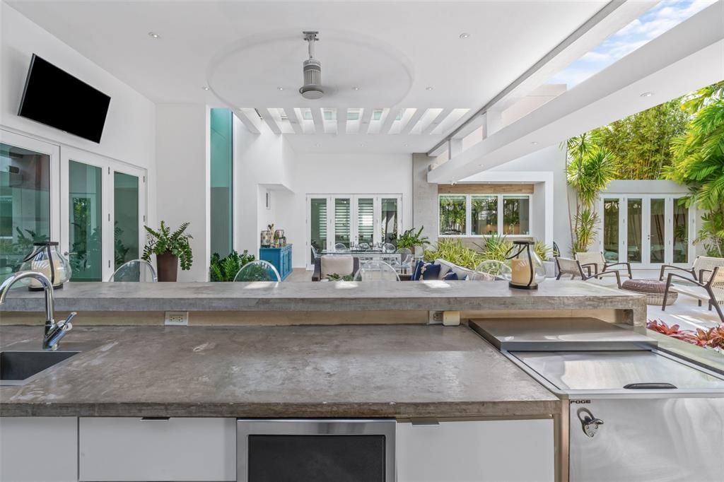 合同活跃: $1,850,000 (4 贝兹, 2 浴室, 3200 平方英尺)