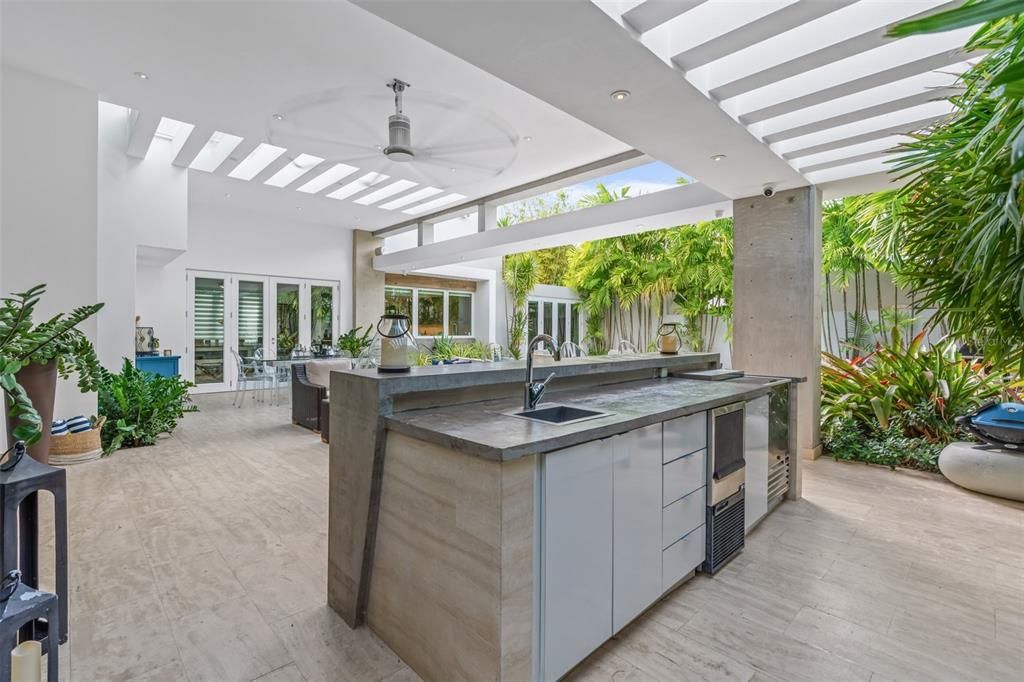 合同活跃: $1,850,000 (4 贝兹, 2 浴室, 3200 平方英尺)