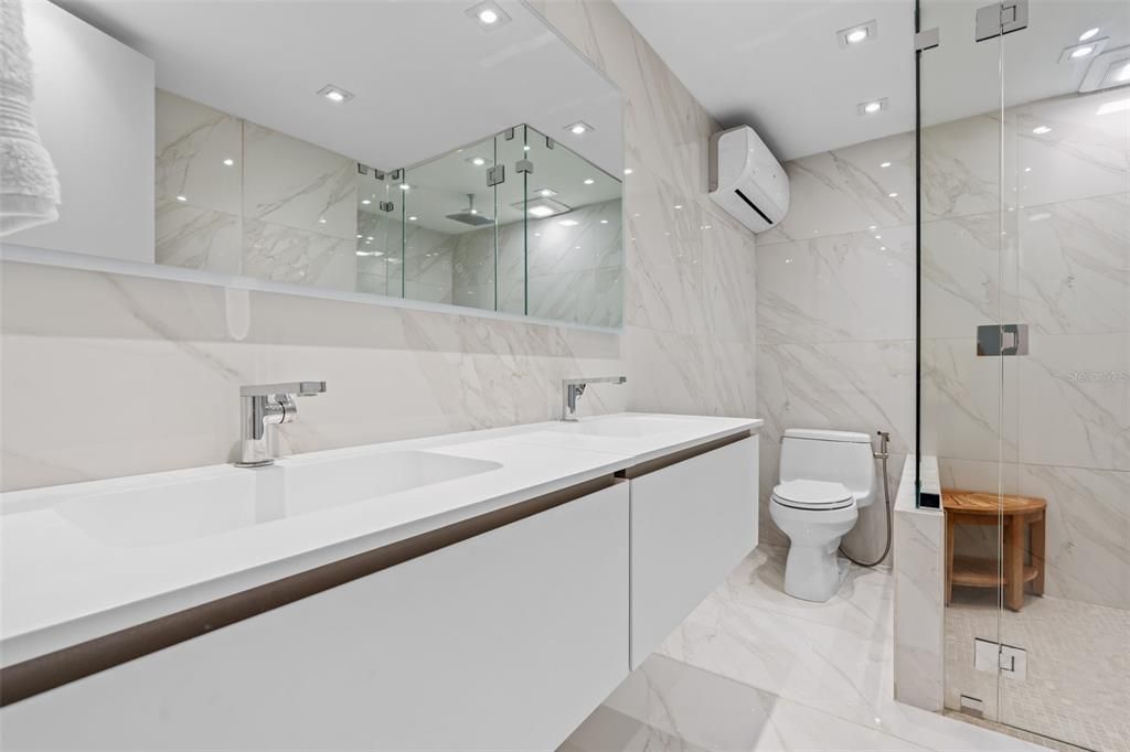 合同活跃: $1,850,000 (4 贝兹, 2 浴室, 3200 平方英尺)