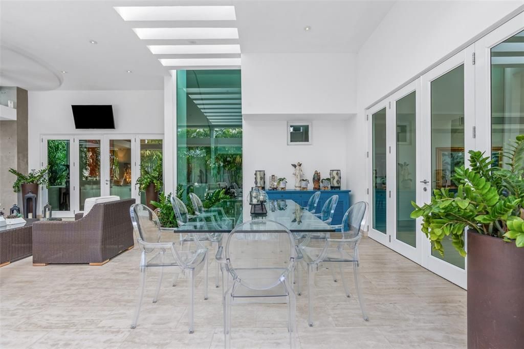 合同活跃: $1,850,000 (4 贝兹, 2 浴室, 3200 平方英尺)