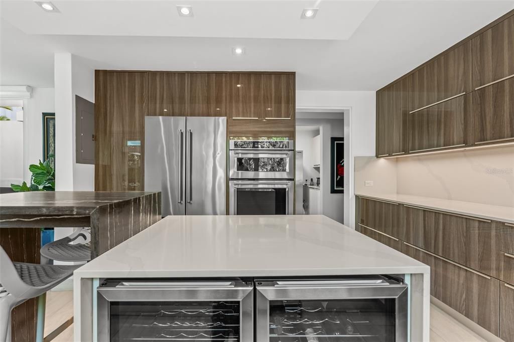 合同活跃: $1,850,000 (4 贝兹, 2 浴室, 3200 平方英尺)