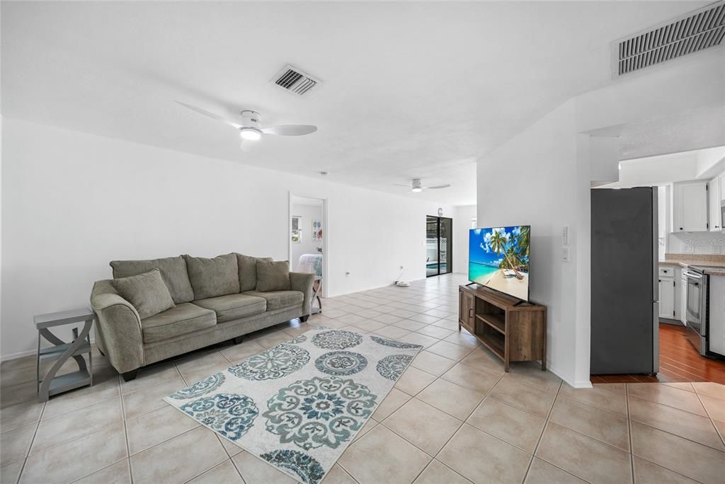 For Sale: $283,900 (2 beds, 2 baths, 1317 Square Feet)