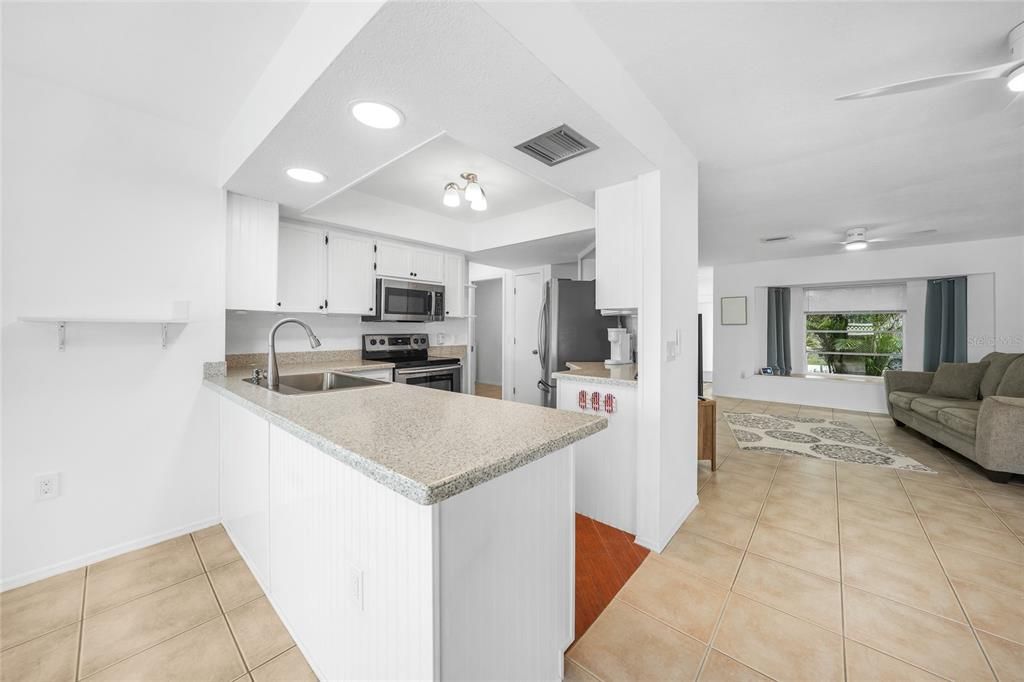 For Sale: $283,900 (2 beds, 2 baths, 1317 Square Feet)