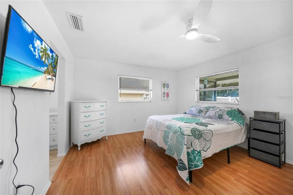 For Sale: $283,900 (2 beds, 2 baths, 1317 Square Feet)