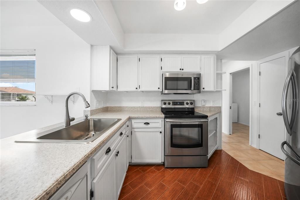 For Sale: $283,900 (2 beds, 2 baths, 1317 Square Feet)