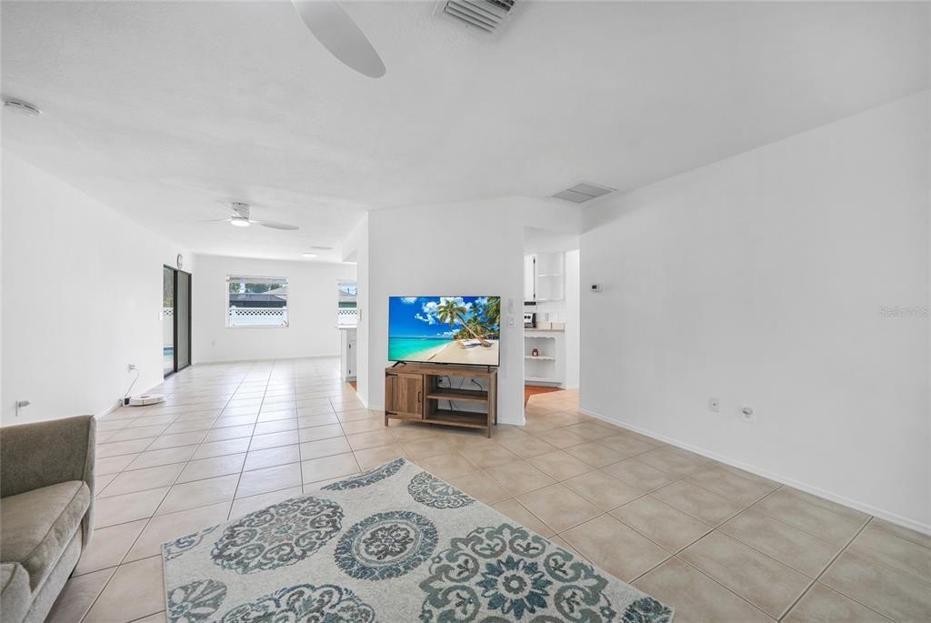 For Sale: $283,900 (2 beds, 2 baths, 1317 Square Feet)