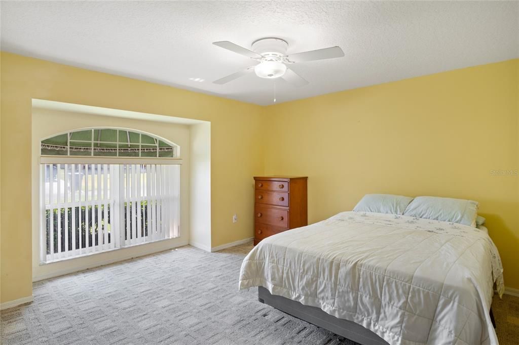 合同活跃: $199,900 (2 贝兹, 2 浴室, 1431 平方英尺)