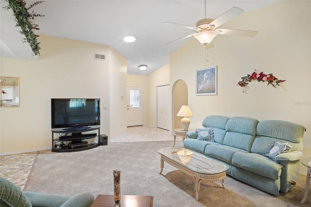 合同活跃: $199,900 (2 贝兹, 2 浴室, 1431 平方英尺)