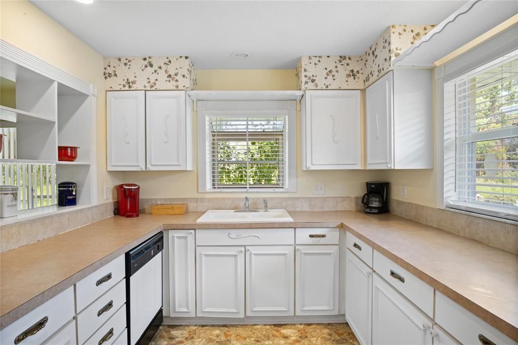 合同活跃: $199,900 (2 贝兹, 2 浴室, 1431 平方英尺)