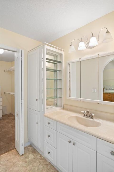 合同活跃: $199,900 (2 贝兹, 2 浴室, 1431 平方英尺)