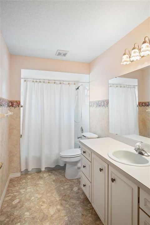 合同活跃: $199,900 (2 贝兹, 2 浴室, 1431 平方英尺)