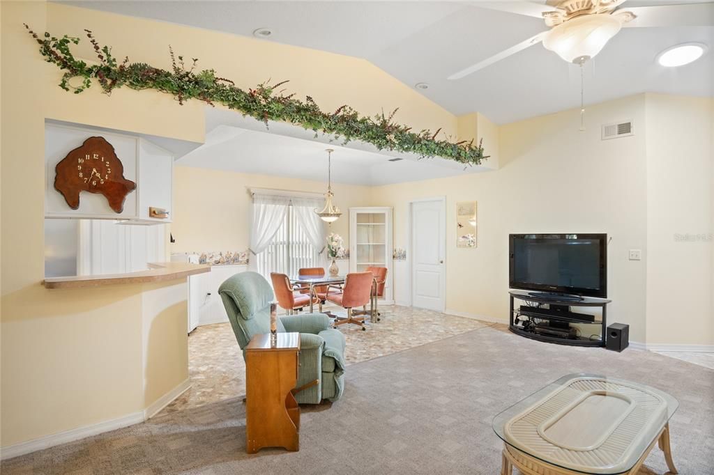 合同活跃: $199,900 (2 贝兹, 2 浴室, 1431 平方英尺)