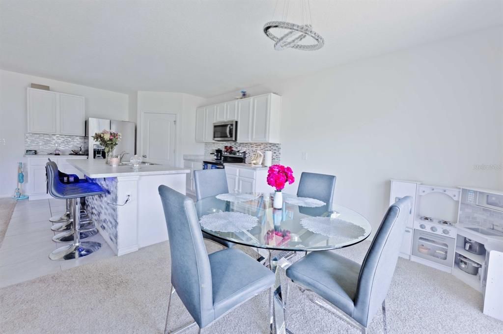 Под контрактом: $339,900 (5 спален, 3 ванн, 2601 Квадратных фут)