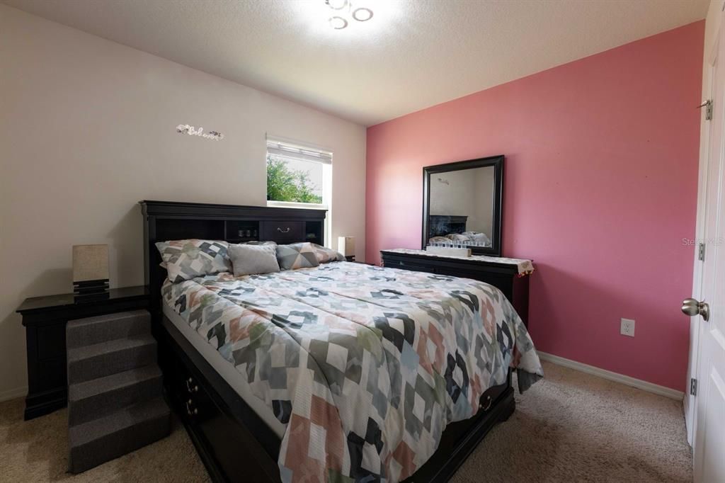 Под контрактом: $339,900 (5 спален, 3 ванн, 2601 Квадратных фут)