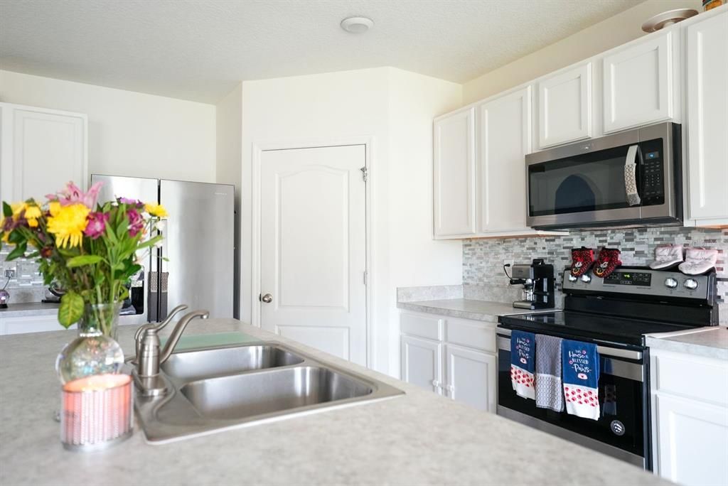 Под контрактом: $339,900 (5 спален, 3 ванн, 2601 Квадратных фут)