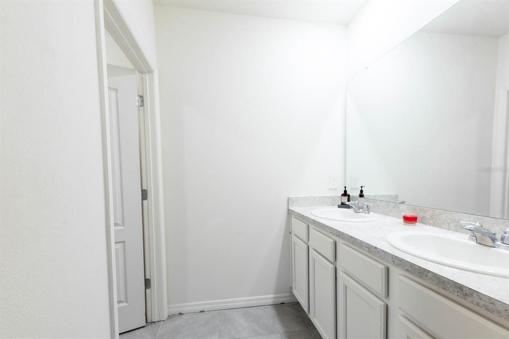 Под контрактом: $339,900 (5 спален, 3 ванн, 2601 Квадратных фут)