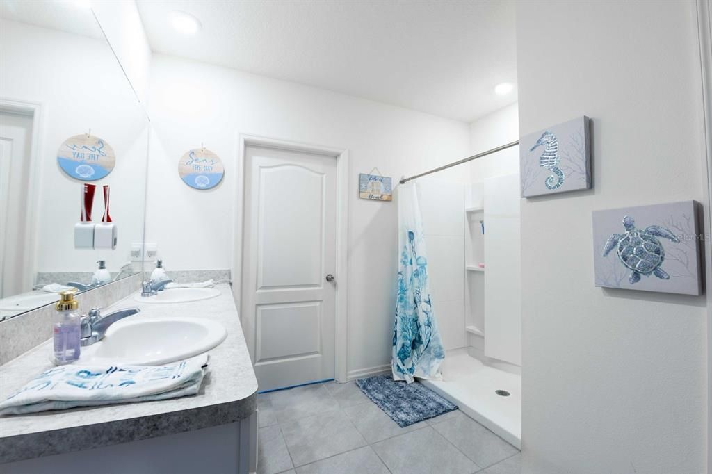 Под контрактом: $339,900 (5 спален, 3 ванн, 2601 Квадратных фут)