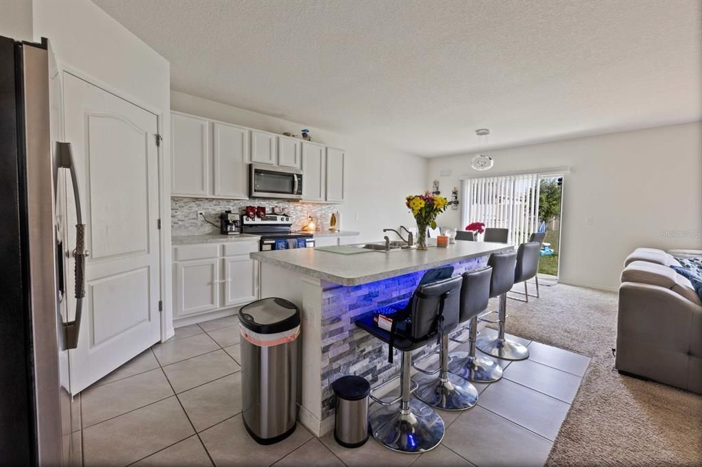 Под контрактом: $339,900 (5 спален, 3 ванн, 2601 Квадратных фут)