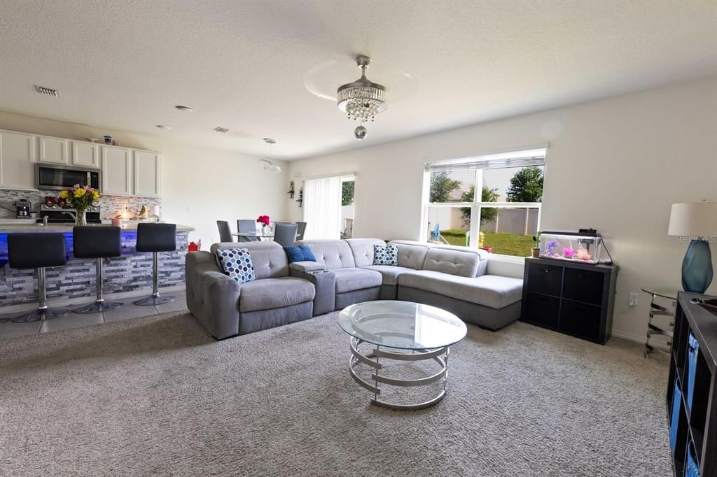 Под контрактом: $339,900 (5 спален, 3 ванн, 2601 Квадратных фут)